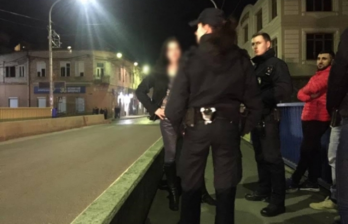 Чи то життя врятували, чи то розвагу перервали дівчині на мукачівському мосту випадкові перехожі