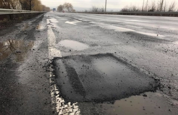 Керівник Закарпатського облавтодору отримав догану за неякісний ямковий ремонт