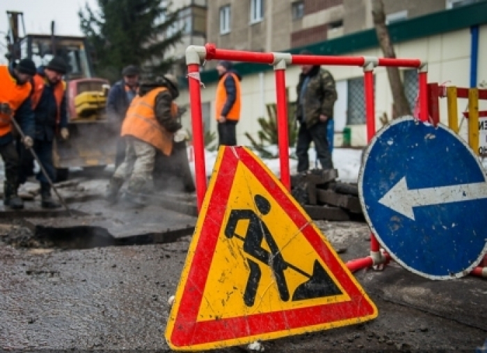В Ужгороді на перехресті двох вулиць ускладнено рух – працює "Водоканал"