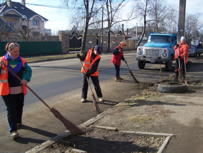 Сьогодні в Ужгороді прибирають біля річки, косять газони та ведуть підготовчі роботи до ремонту вулиць
