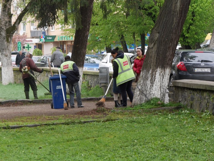 Де в Ужгороді сьогодні прибирають, косять та міняють світильники