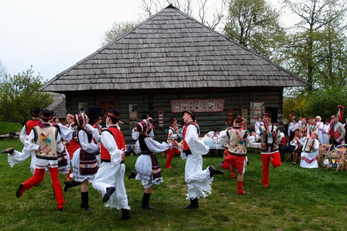 На «Великодніх забавах» в Ужгороді вивчали закарпатські етнотанці та техніки писанкарства
