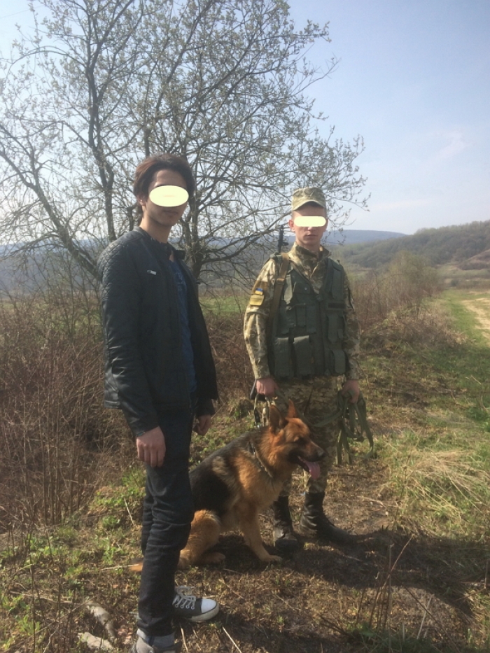 Азіата-порушника зняли з загороджувального паркану на кордоні зі Словаччиною