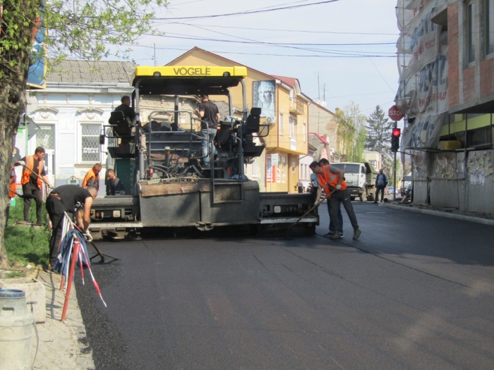 Вулиці Ужгорода капітально ремонтують та кладуть асфальт