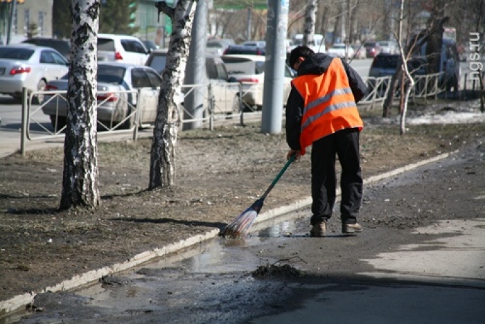 В Ужгороді сьогодні ліквідовують стихійні смітники, косять траву та освітлюють міст