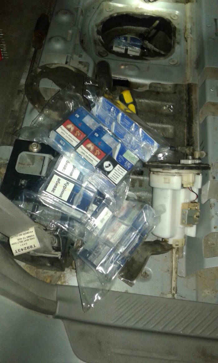 На Закарпатті потепліло... Тисою попливли контрабандисти з цигарками...