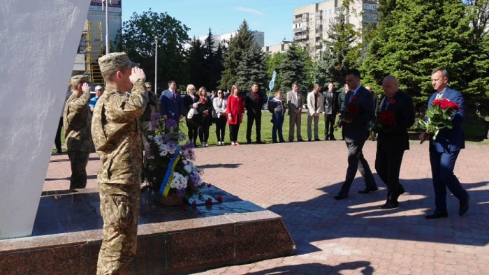 В Ужгороді з нагоди Дня пам’яті та примирення відбулося урочисте покладання квітів 