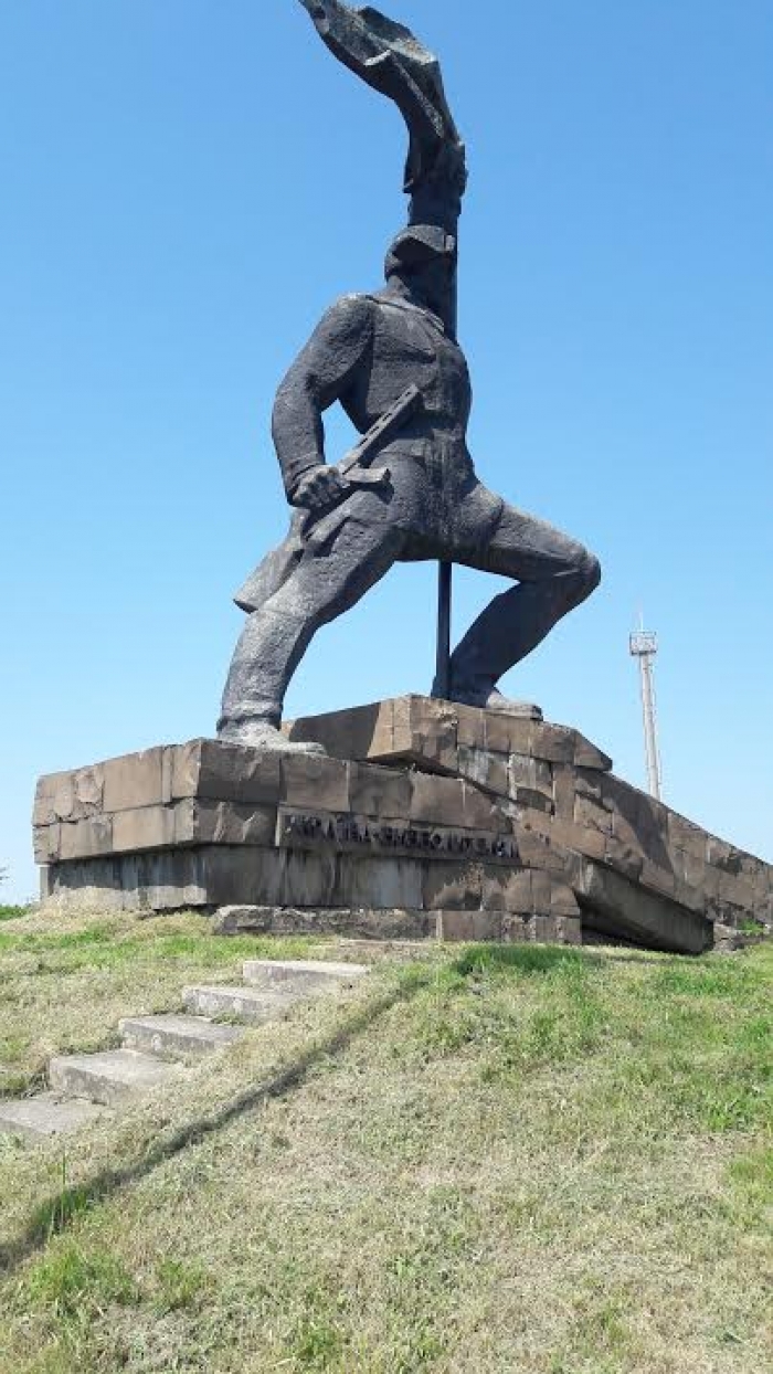 Пам’ятні місця Ужгорода облагородили до свят міські комунальники