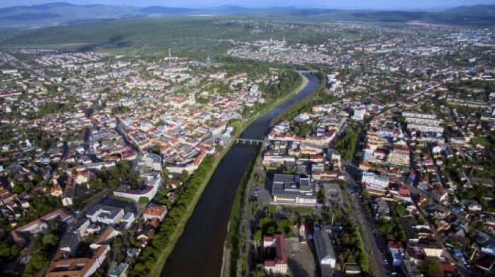 Зранку в Ужгороді люди якісь не такі, як ввечері, — добріші і спокійніші...