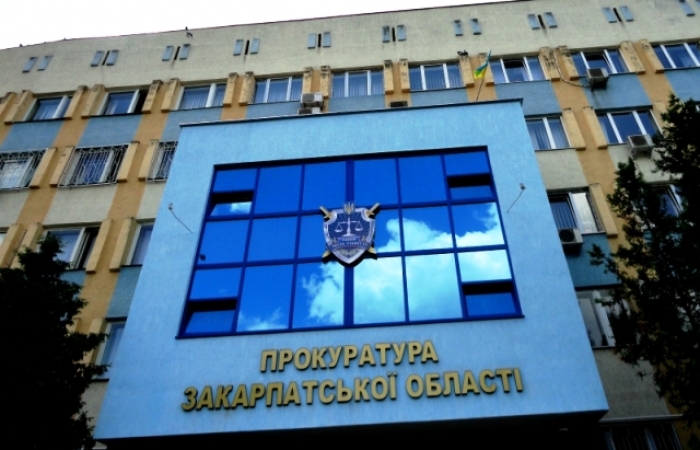 Тюремний "червонець" можуть присудити "дуету" з поліцейськими кокардами на Закарпатті