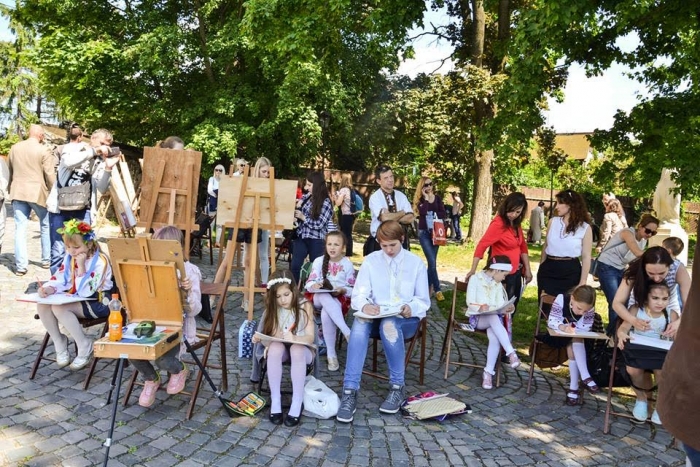 У сквері Марії Терезії відбувся пленер наймолодших художників Закарпаття