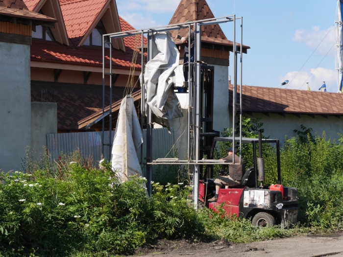 В Ужгороді триває "зачищення" міста від рекламоносіїв