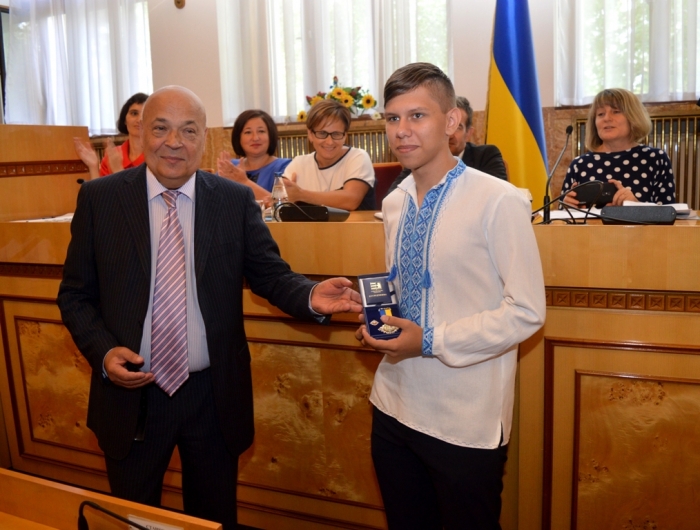 Очільник Закарпаття вручив «Золотого ведмедика» срібному призеру Міжнародної олімпіади з інформатики