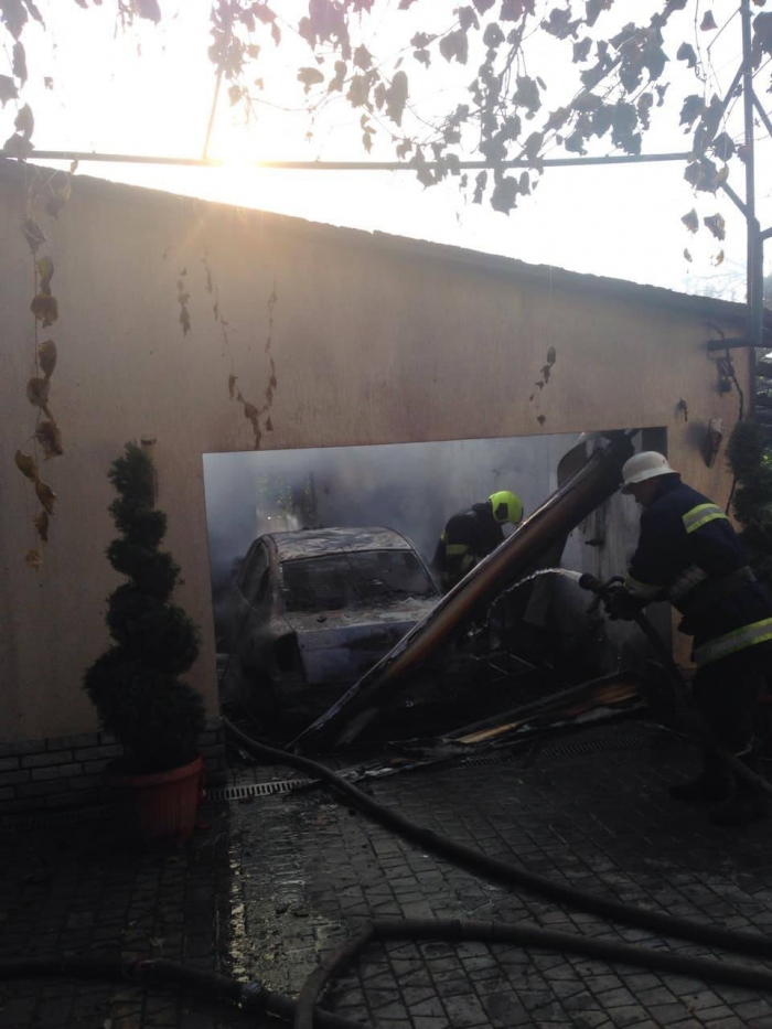 Врятувати не вдалося: у мукачівця згорів Volkswagen Passat з гаражем