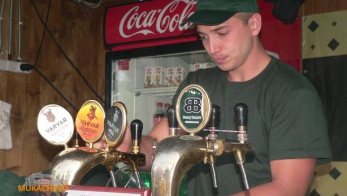 "Пивне містечко" у Мукачеві пропонує скуштувати неймовірну кількість сортів хмільного напою