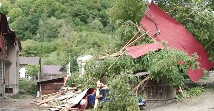 На Рахівщині після буревію люди за свій кошт відновлюють дахи та шукають підтримки у місцевої влади
