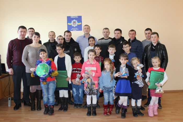Діти — правоохоронцям: "Сію, вію, посіваю, щастя й долі вам бажаю!"