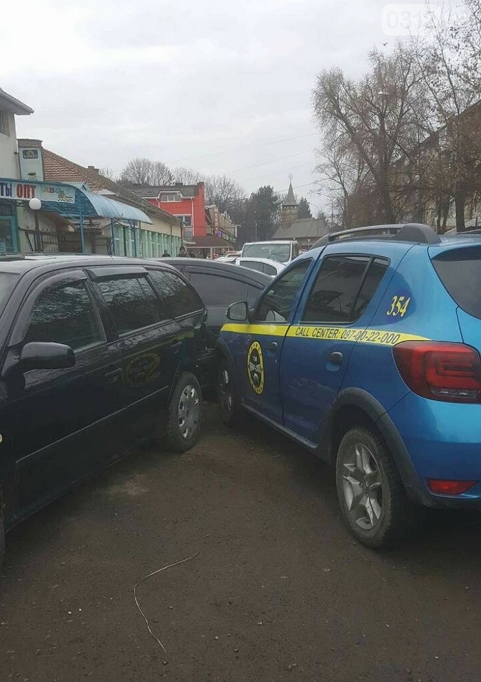 Службова автівка охоронців "відгамселила" дві іномарки в Ужгороді...