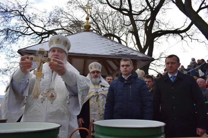 Водохреща в Ужгороді: кілька тисяч містян зібралися на набережній, щоб здійснити освячення води
