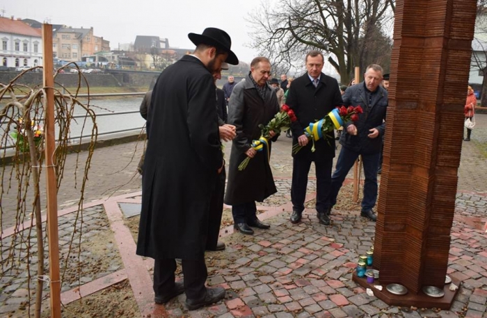Шість символічних свічок у пам’ять про шість мільйонів закатованих та знищених євреїв запалили сьогодні в Ужгороді