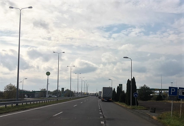 Поблизу Чопа перед кордоном - трикілометрова черга з вантажівок