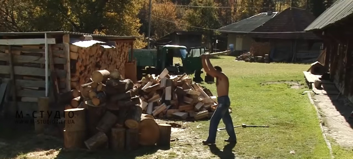 Рубають дрова як чоловіки, так і жінки: у гірських селах Закарпаття до опалювального сезону вже готові