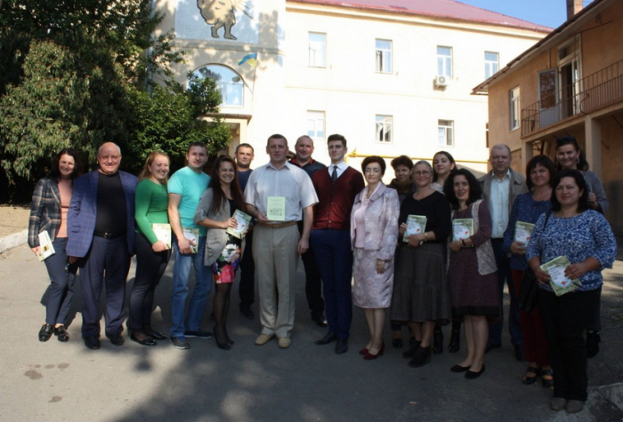 Юрій Офіцинський подарував вчителям Закарпаття важливу книжку