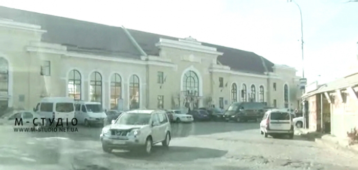 Мукачево зустрічає пасажирів з потягів розбитою привокзальною площею