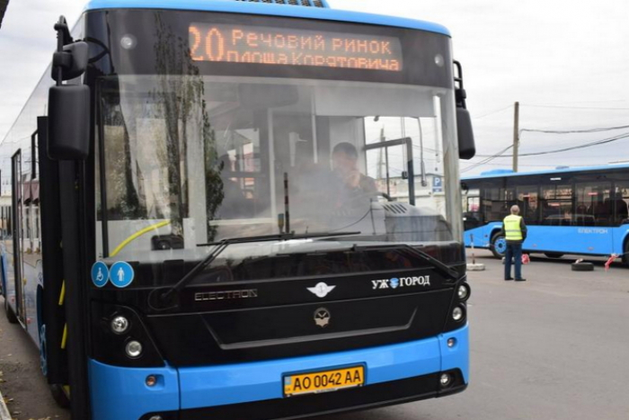 Перші три з 10-ти новеньких "Електронів" виїхали сьогодні на автобусний маршрут №20 в Ужгороді