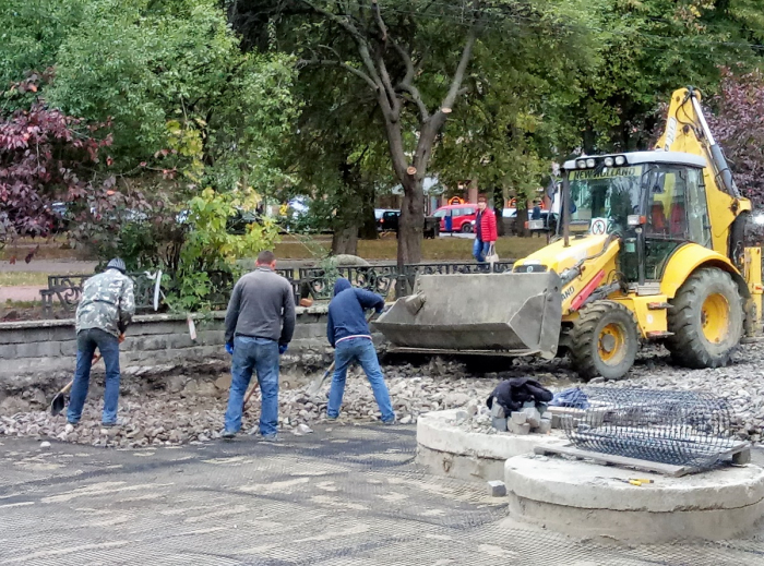 Кладуть подушку: як ремонтують площу Петефі в Ужгороді