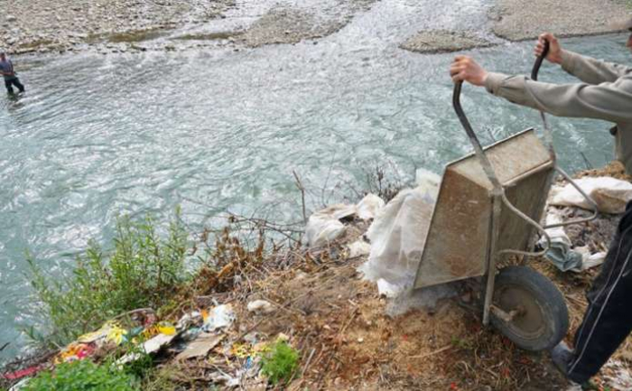 "Утилізація" сміття по-воловецьки: спалити або викинути у річку