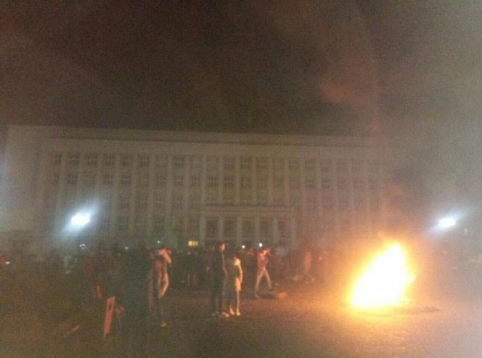 Народна площа Ужгорода в чорному диму, дихати нічим – акція "пересічників" під стінами ОДА (ФОТО)