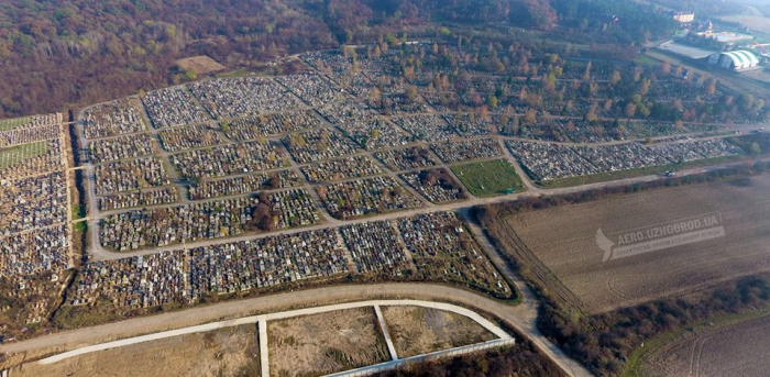 У мережі з'явилися фото аерозйомки найбільшого кладовища Закарпаття
