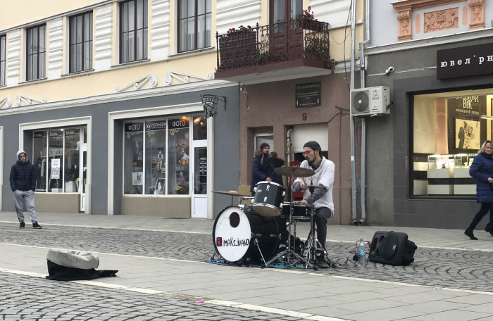 Неанонсований концерт в центрі Ужгорода: барабанщик за лічені хвилини зібрав десятки глядачів (ВІДЕО)