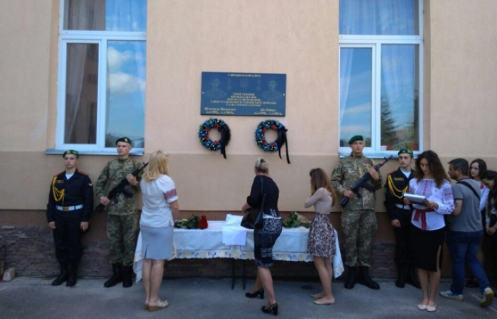 У Закарпатському обласному ліцеї відкрили меморіальну дошку пам’яті загиблим у зоні АТО випускникам