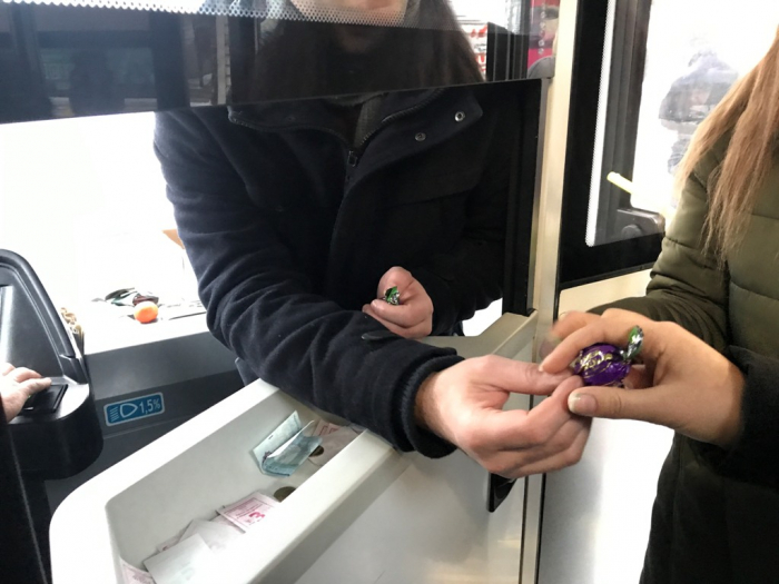 Миколай на Електроні: в ужгородських автобусах дітям роздають цукерки (ФОТО)