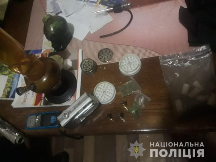 На Воловеччині поліцейські вилучили в місцевого мешканця наркотики та зброю