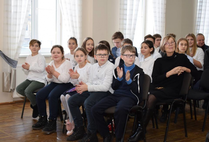 В Ужгородському коледжі культури і мистецтв по-особливому привітали дітлахів