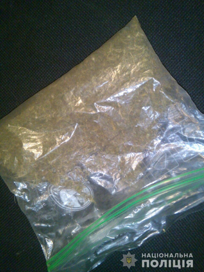 Поліція виявила у двох закарпатців наркотичні речовини. Що загрожує чоловікам?