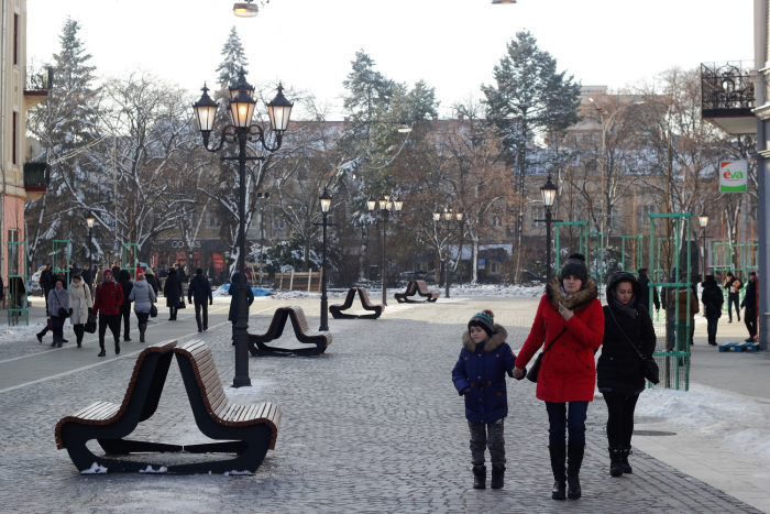 Ранок радує: на Петефі в Ужгороді встановили лавиці (ФОТО)