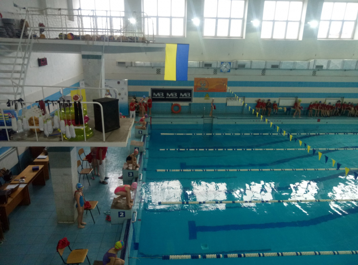 "На старт з Дідом Морозом": в Ужгороді розпочалися щорічні змагання з плавання 