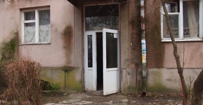 Реальне життя в аварійному будинку Мукачева: люди живуть у страху