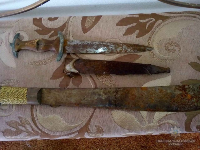 Поліція знайшла у мешканця Іршавщини два ножі без будь-яких маркувань