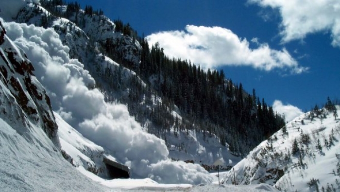 Туристів та жителів Закарпаття попереджають про лавинну небезпеку