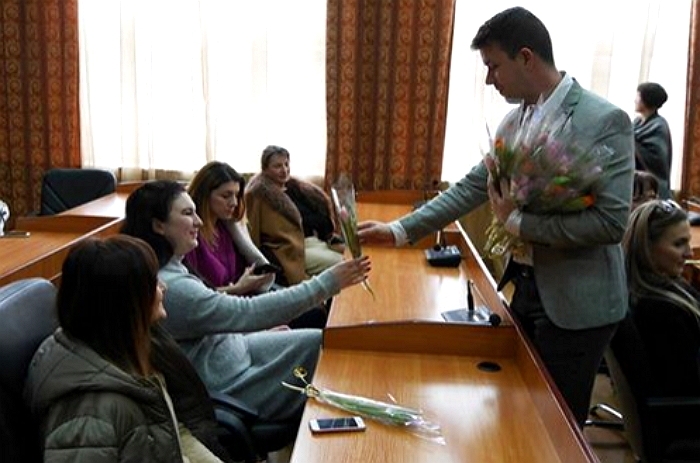 Працівниць Ужгородської міськради привітали з прийдешнім Міжнародним жіночим днем
