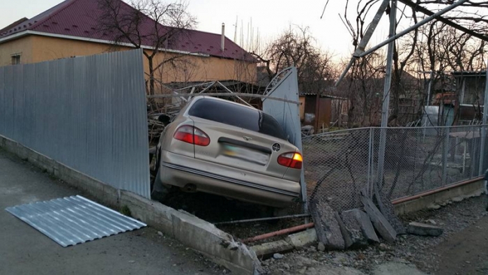 Жінка-водій рознесла на шматки огорожу в закарпатському Мукачеві