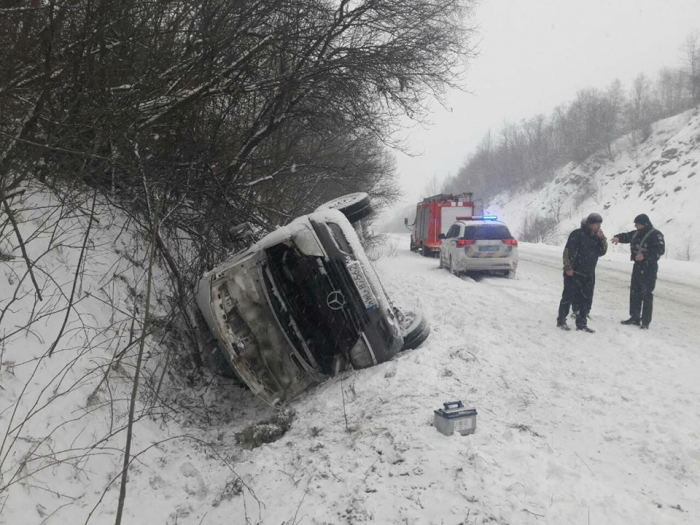 Оприлюднено фото, як рятувальники працюють над ліквідацією наслідків негоди