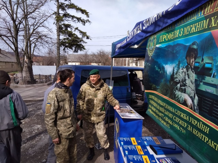Юнаки та дівчата Ужгородщини дізнались про особливості служби на кордоні