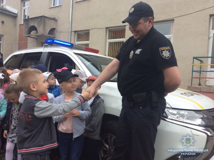 Мукачівська малеча в захопленні від знайомства з патрульними поліцейськими!