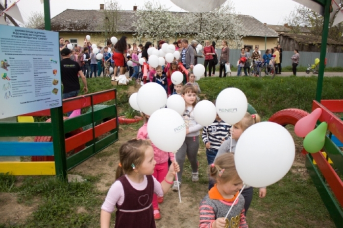 У Ратівцях, на Ужгородщині, зробили свято для малечі - відкрили дитячий ігровий майданчик